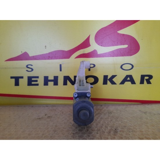 MOTORAS MACARA STANGA FATA MERCEDES CLASA E 2009-2016