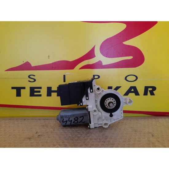 MOTORAS MACARA STANGA SPATE VOLKSWAGEN TOURAN 2003-2011 MOTORAS MACARA STANGA SPATE VOLKSWAGEN TOURAN 2003-2011